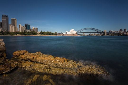 Sydney- Blick auf Downtown und Attraktionen mit Felsen im Vordergrund- Langzeitbelichtung