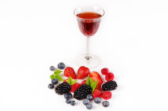 brombeeren,himbeeren  mit  fruchtschnaps,glas mit schnaps