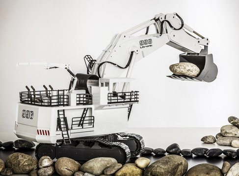 wei&szlig;er Modell Schaufelbagger bei der Arbeit