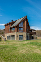 Obraz premium Modern house in bright summer day