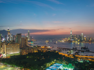 Obraz premium Widok Hong Kong podczas zmierzchów godzin