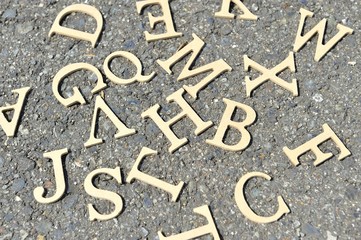 アスファルトの地面におかれたアルファベット