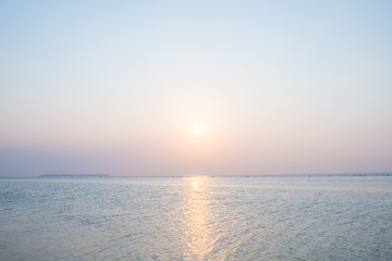 沖縄の海・夕日と淡い空 - 84355048