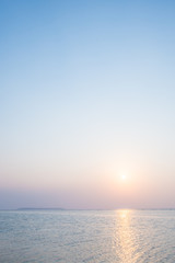 Morze Okinawa, zachód słońca i blade niebo - 84355071