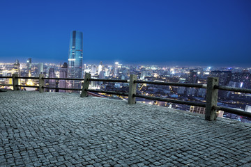 Naklejka premium Empty road with modern city skyline