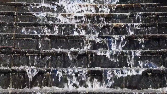 階段状に流れるおちる水