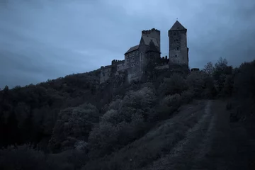 Papier Peint photo autocollant Château Château médiéval la nuit avec un ciel d& 39 orage