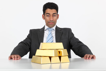 Anleger vor seinen Goldbarren