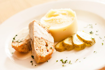 meat with mashed potatoes