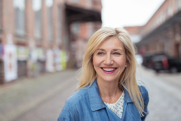 selbstbewusste ältere frau ist in der stadt unterwegs