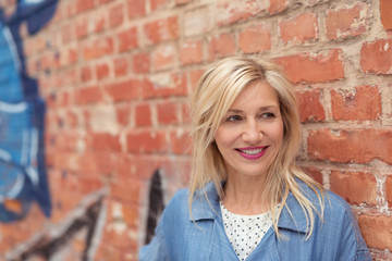 moderne ältere frau in der stadt