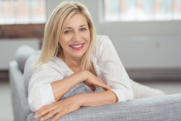 lachende frau zuhause auf dem sofa