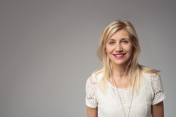 portrait einer modernen älteren frau