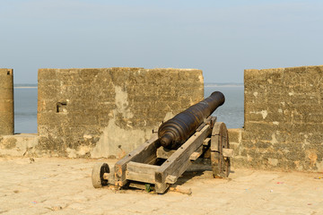 Fototapeta na wymiar Cannon on walls