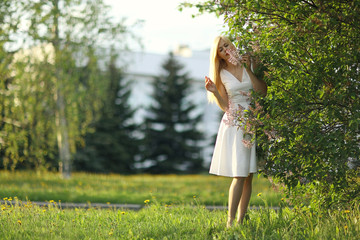 Obraz premium Summer romantic portrait of a girl