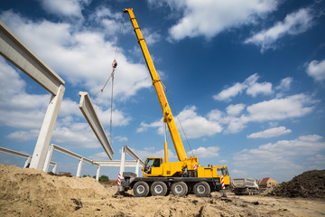 Mobile crane © zorandim75