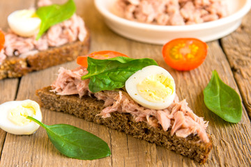 tuna sandwiches