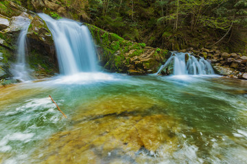 Obraz premium mały piękny wodospad