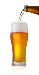 Fototapeta ビール/ビアグラスにビールを注いでいるシーン,泡と滴を表現して,冷たいシズル感を表現しています obraz