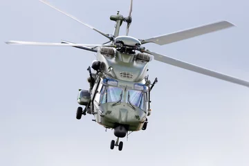 Zelfklevend Fotobehang Militaire transporthelikopter opstijgen © VanderWolf Images