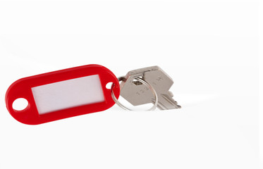 clé et porte-étiquette rouge dans poche blanche