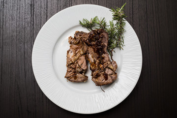 piatto di arrosto con rosmarino al ristorante