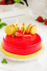 Lemon-strawberry cake with makarons.