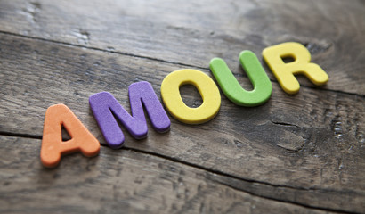 Fototapeta premium mot amour en lettres de couleurs