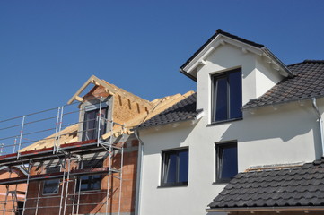 Gaube an einem Neubau