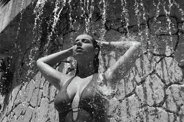 Kobieta przy wodospadzie