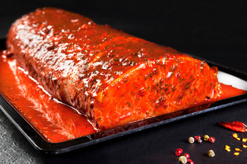 pieza entera de lomo de cerdo adobado listo para cocinar