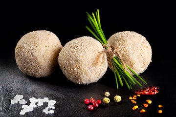 Bolas de patata rellenas de carne listas para freír. Tapas españolas