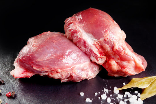 Carne fresca y cruda. Carrilleras. Carne de cerdo listo para cocinar a la parrilla o barbacoa. 