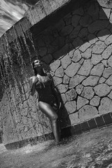 Kobieta przy wodospadzie - obrazy, fototapety, plakaty