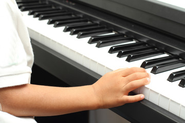 Fototapeta na wymiar ピアノを弾く子供の手
