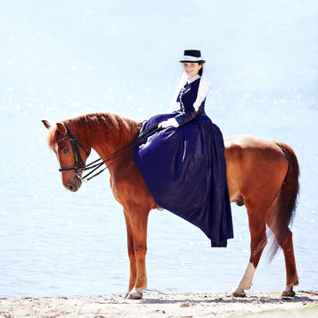 The lady on riding walk.