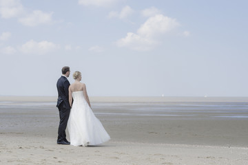 Fototapeta na wymiar Braut und Bräutigam am Strand