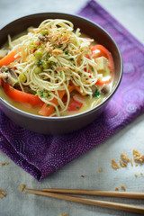 Mie-Nudeln mit Gemüse-Curry, vegan