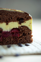 Schoko-Kirsch-Torte mit Cremefüllung, vegan