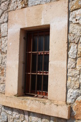 Fototapeta na wymiar Altes Fenster an Gebäude