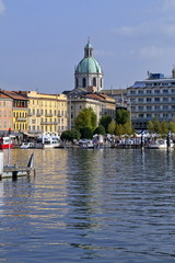 lago di como e cattedrale di Santa Maria Assunta 