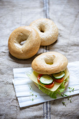 Pflanzlicher Käse und Gemüse auf Bagel, vegan