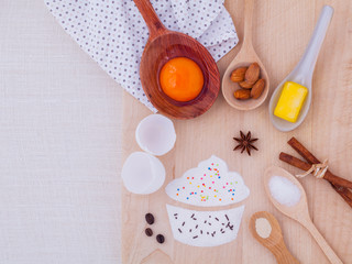 The ingredients of cup cake and the shape of cup cake with toppi