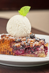 Crumble pie with black currants 