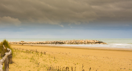 Wellenbrecher mit leerem Sandtrand