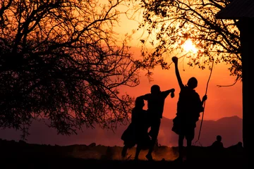 Selbstklebende Fototapete Afrika Massai Kinder Silhouette