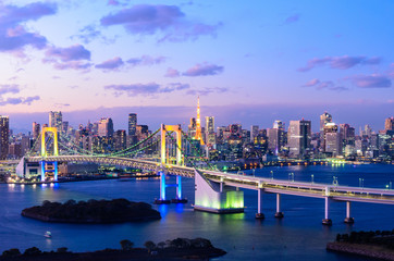 Obraz premium Wieczorny widok na Tokyo Skyline, Rainbow Bridge i Tokyo Tower