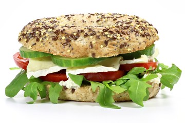 Käsebagel mit Rucola isoliert auf weißem Hintergrund