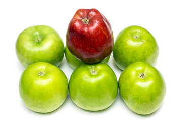 Яблоки крупным планом на белом фоне