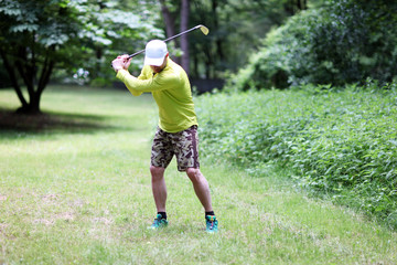 Golfer beim Abschlag
